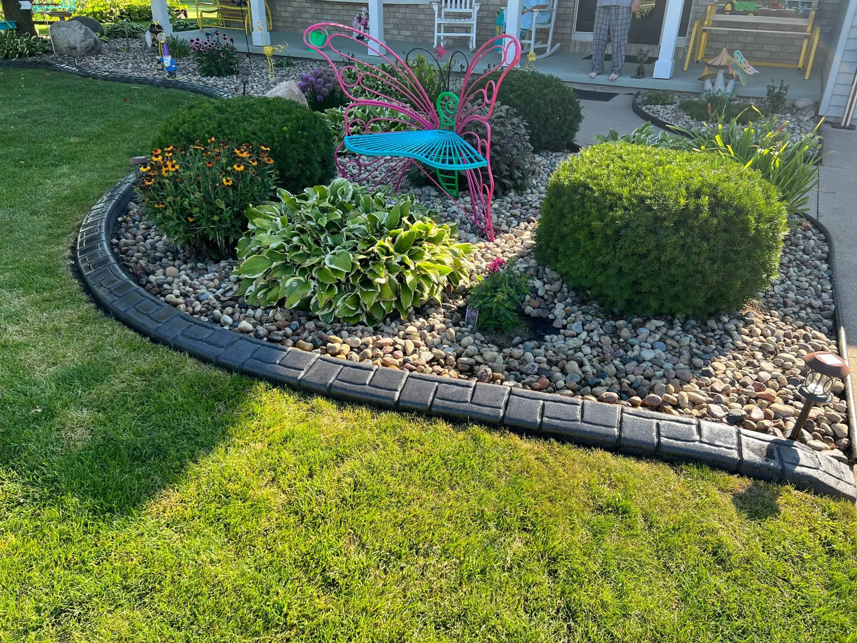Professional landscape curbing in Bloomington, MN residential neighborhood