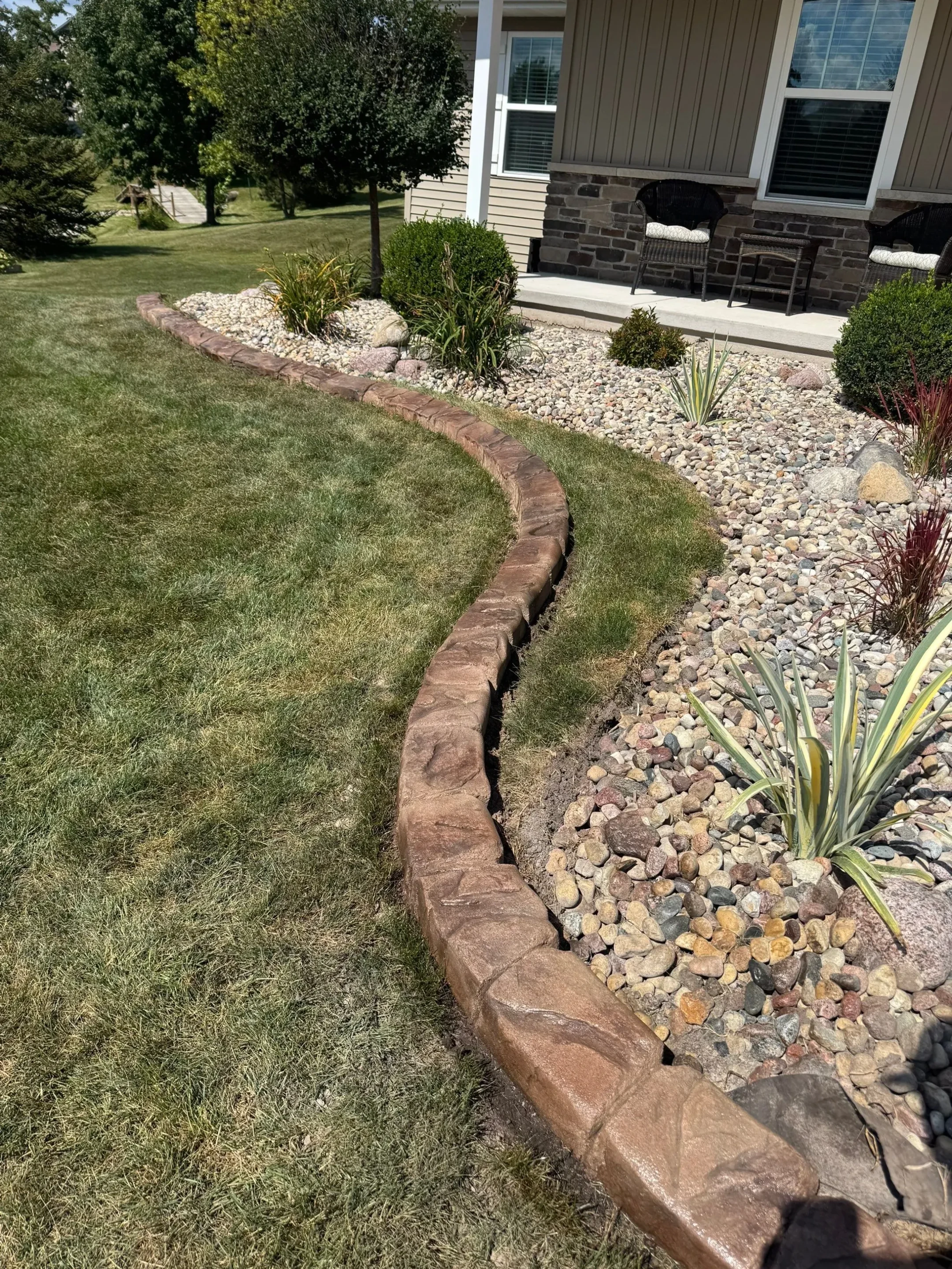 Completed landscape curbing project by Tommy Traxler