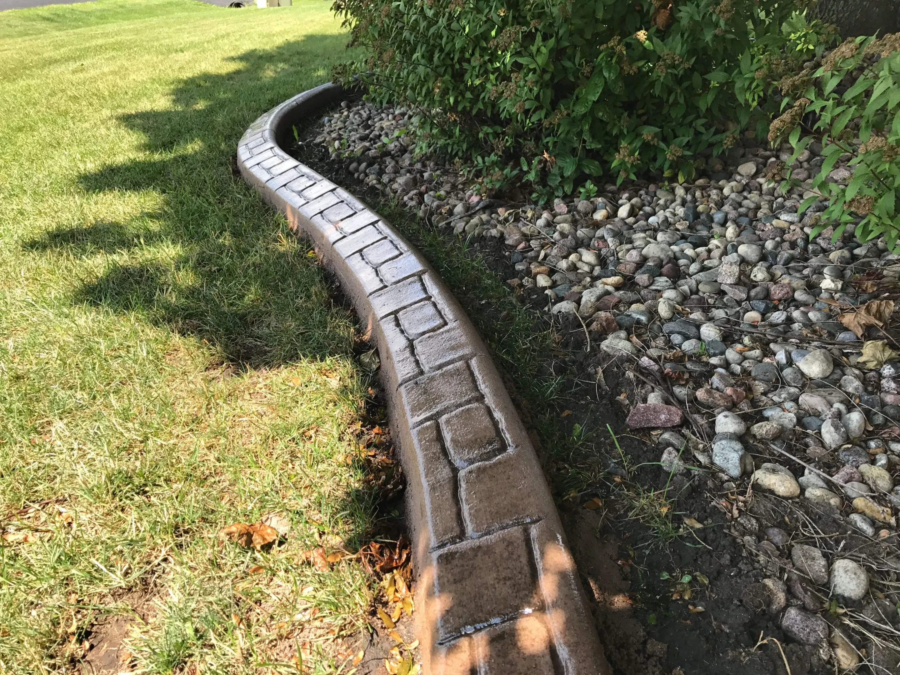 Professional landscape curbing by Traxler Curbing